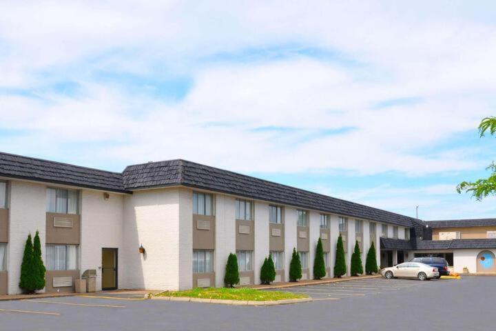 Avalon Inn Sandusky Exteriör bild